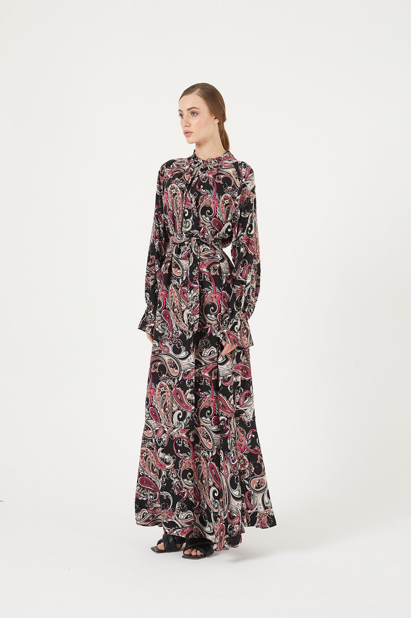 Shop the elegant Abstract Print Soft-Drape Modest Maxi Dress in UAE. Lightweight, flowy fabric with bell sleeves for comfortable, full-coverage style.